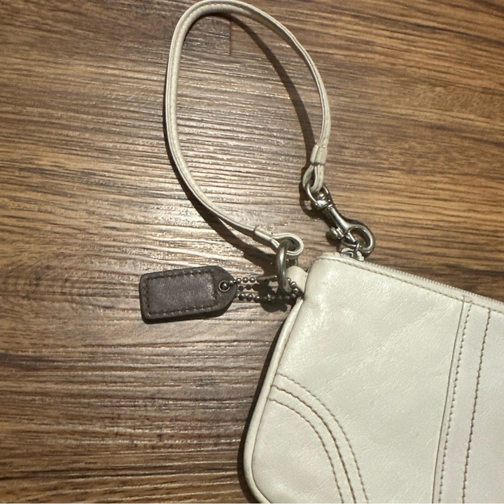 Coach Vintage Winter White Leather Wristlet Y2K - Picture 4 of 5